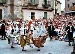 La Dansa Ball del Ciri, 2002. Foto de Lluís Riera cedida per l'Arxiu de l'Ajuntament de Castellterçol