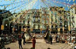 Ball de gegants a la Plaça Major. Festes del Tura 1996. Foto d'en Quim Roca cedida per l'Arxiu d'imatges d'Olot