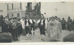 Balladors portant el Sant. Foto cedida per la Comissió de Sant Antoni d'Alcanar