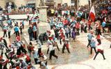 Batalla de caramels a la plaça de la vila - Comparsa 2004