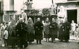 Les quatre parelles balladores situades a la plaça Major amb els antics gegants al seu darrera. La fotografia és just de l'any anterior a la restauració del ball. 1933. Autor: desconegut.