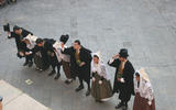 Ball dels Pabordes de Sant Joan de les Abadesses, moment en què els balladors saluden a les autoritats situades al balcó de l'ajuntament al finalitzar el ball. Plaça Major de Sant Joan de les Abadesses. Setembre 2007. Autor: desconegut.