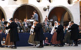 Ball dels Pabordes de Sant Joan de les Abadesses. Imatge del ball celebrat durant la festa major de 2008. Plaça Major de Sant Joan de les Abadesses. Autor: desconegut.