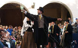 Ball dels Pabordes de Sant Joan de les Abadesses. Imatge del ball celebrat durant la festa major de 2008. Plaça Major de Sant Joan de les Abadesses. Autor: desconegut.
