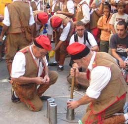 Preparant els mascles per a la tronada. Plaça Major. 2009. Autora: Noemí Vilaseca i Casals.