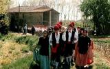 Els balladors arriben de la tallada. Festa Major, 1999. Foto cedida per l'Ajuntament de Cornellà de Terri