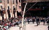 Mentre aixequen l'arbre cal apuntalar-lo. Festa Major, 1999. Foto cedida per l'Ajuntament de Cornellà de Terri