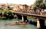 Rai sota el pont de la Pobla. Diada dels Raiers 1995. Foto cedida per en Jan Grau