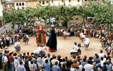 Ballada a la plaça del Firal. Festa Major 2001. Foto cedida per l'Ajuntament de Sant Feliu de Pallerols