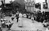 El Ball de la Matadegolla. Festa Major 1909. Foto de l'Arxiu Joan Amades cedida pel Centre de Promoció de la Cultura Popular i Tradicional Catalana