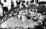 El Ball de la Matadegolla. Finals del S. XIX. Foto de l'Arxiu Joan Amades cedida pel Centre de Promoció de la Cultura Popular i Tradicional Catalana