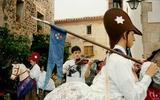 El violinista i els Cavallets. Festa Major 1996. Foto d'en Lluís Puig i Gordi cedida pel Centre de Promoció de la Cultura Popular i Tradicional Catalana