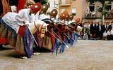 La salutació dels Cavallets. Festa Major 2000. Foto cedida per l'Ajuntament de Sant Feliu de Pallerols