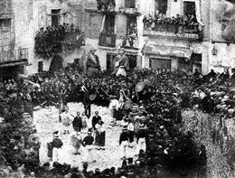 Primera fotografia coneguda de La Patum d'en Rafael Lozano. La Patum de 1868. Col·lecció Albert Rumbo