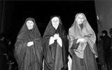 Les tres Maries. La Dansa de la Mort. Foto de l'Antoni Casabó cedida per l'Associació de la Processó de Verges 