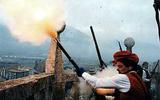 Alguns galejadors disparen des del capdamunt del campanar de l’església - Festa del Pi 2000