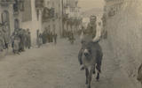 Corrida de cavalls (18/1/46). Carrer dels Clots d'Ascó. Foto: Del llibre “Sant Antoni mos guardo!”.