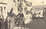 Corrida de cavalls (principis anys cinquanta). Carrer dels Clots d'Ascó. Foto: Del llibre “Sant Antoni mos guardo!”.
