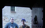 El mossèn i el clavari invitant als veïns. Casa del carrer de Baix d'Ascó. 15/1/04. Foto: Biel Pubill.