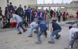 Jocs tradicionals a la festa. Al Fossar Vell, al pla de l'esglèsia d'Ascó. 17/1/04. Foto: Biel Pubill.