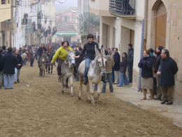Les dones a la corrida de rucs. Carrer dels Clots d'Ascó. 16/01/06. Foto: Biel Pubill.